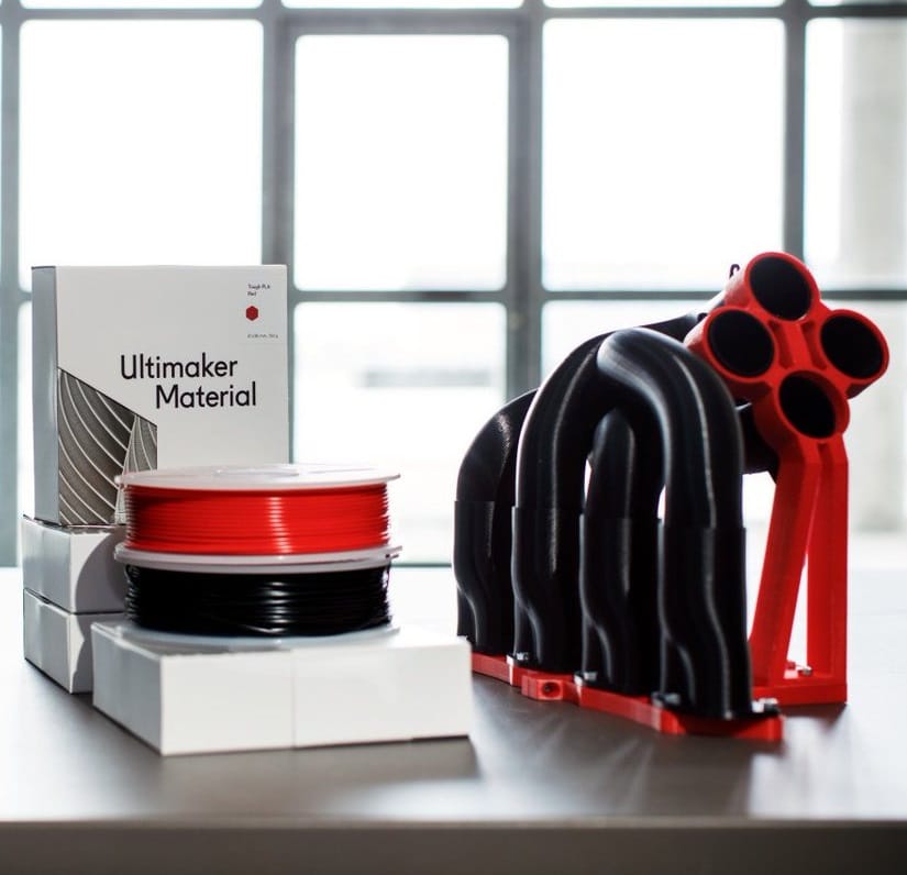 Filamenti za 3D print i gotovi ispisani modeli Prikaz različitih 3D filamenata i gotovih modela izrađenih 3D printanjem