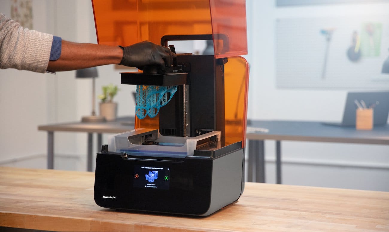 Formlabs Form 3 – Završeni 3D ispis na SLA printeru Formlabs Form 3 prikazuje dovršeni 3D print na pladnju nakon ispisa