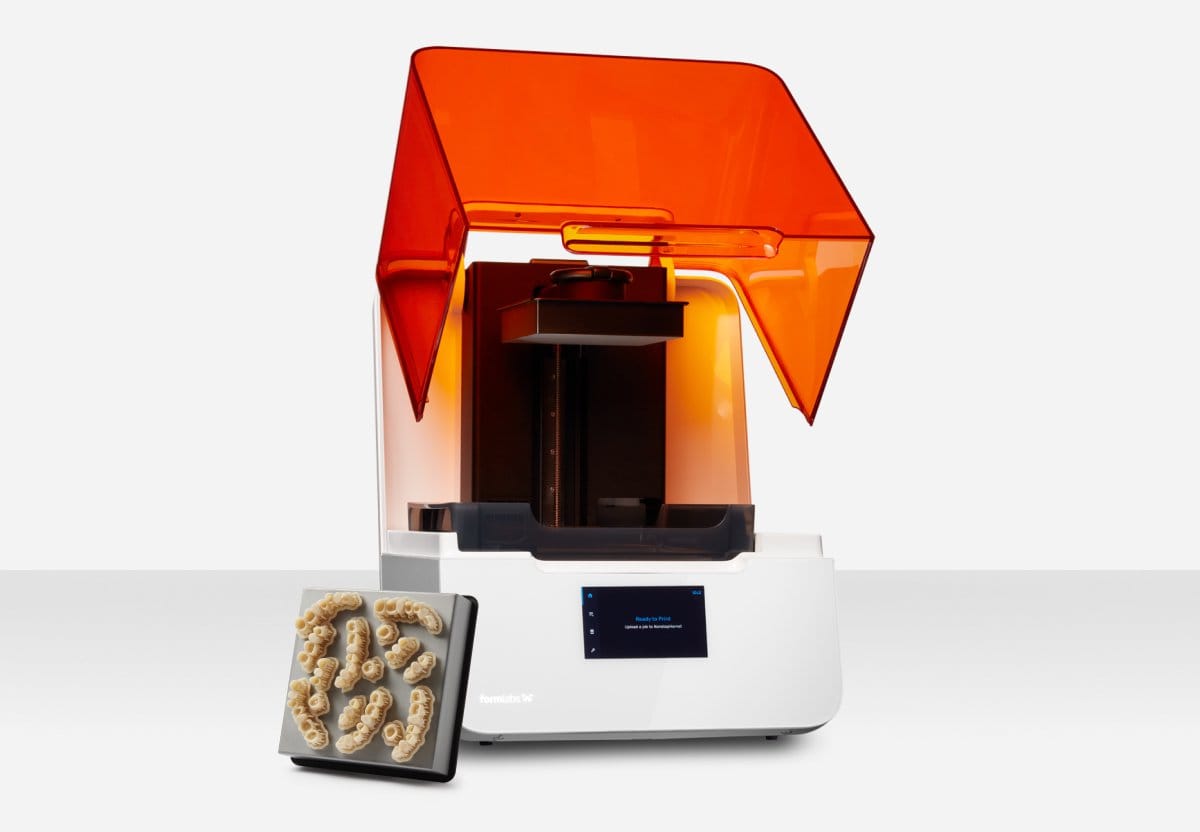 formlabs-form-3b-prikaz-uredaja Formlabs Form 3B 3D printer s narančastim poklopcem i gotovim dentalnim modelima ispred uređaja