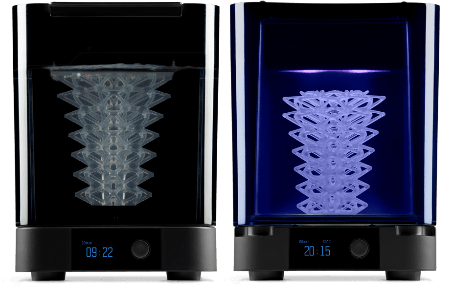 Formlabs Wash i Cure – uređaji za postprocesiranje 3D printova Formlabs uređaji za pranje (Wash) i UV očvršćivanje (Cure) 3D printova prikazani jedan uz drugi