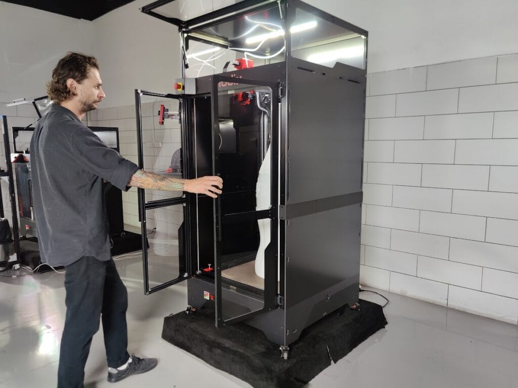 Modix BIG-120Z – vađenje dovršenog 3D ispisa iz printera Osoba uklanja gotov 3D model iz Modix BIG-120Z printera namijenjenog visokim ispisima