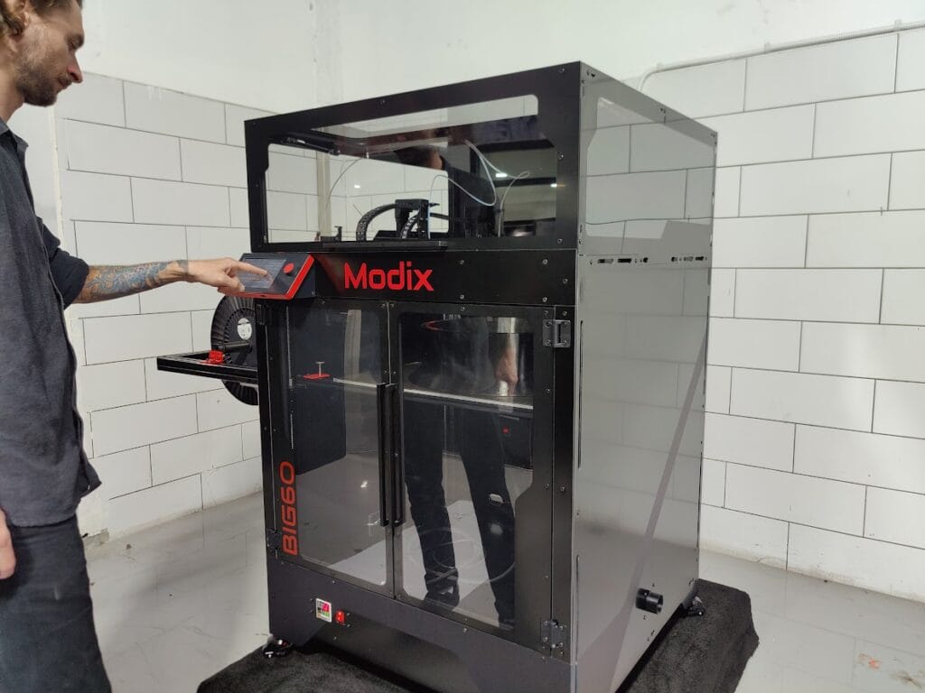 Modix BIG-60 – priprema 3D printera za ispis Korisnik namješta Modix BIG-60 3D printer prije početka ispisa