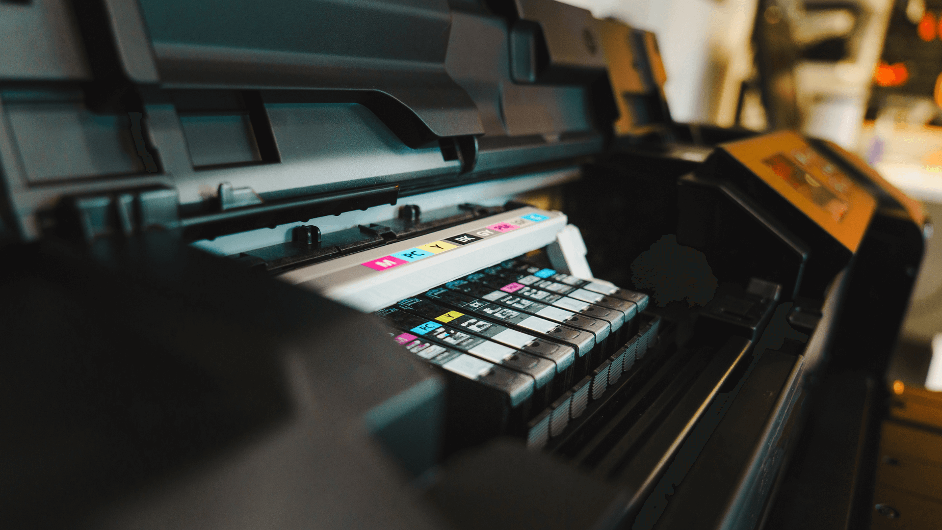 Servis printera – ugradnja tonera nakon popravka Prikaz tonera postavljenog u ispravljen printer nakon servisa
