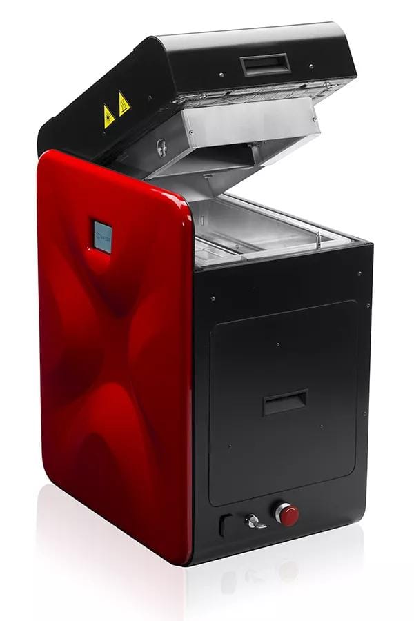 Sinterit Lisa – SLS 3D printer s otvorenim poklopcem kućišta, prikaz iz kuta Sinterit Lisa 3D printer prikazan iz kosa s otvorenim poklopcem kućišta