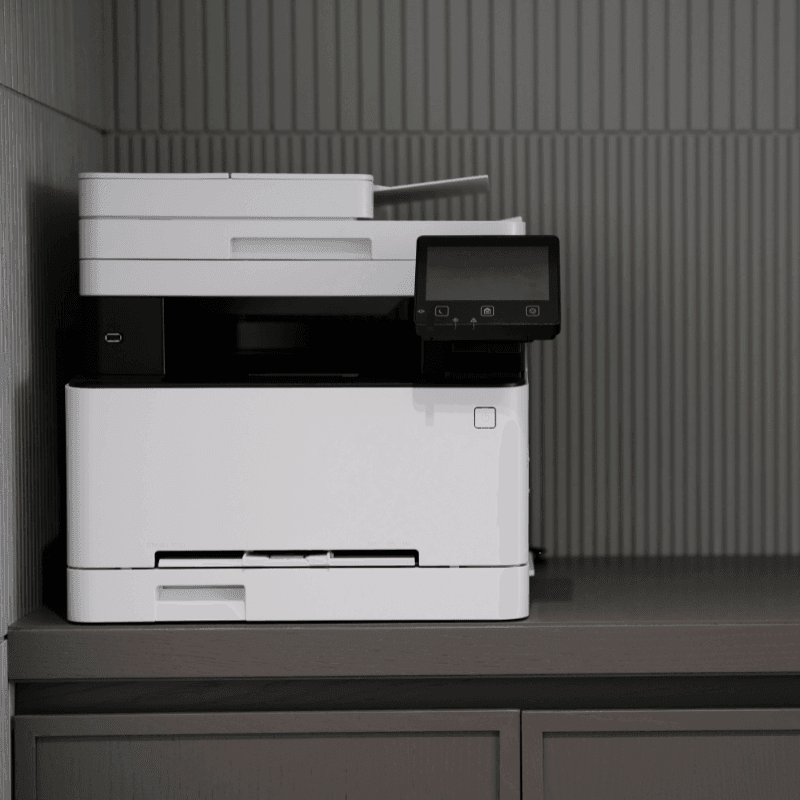 Lexmark printer – prikaz uređaja sa strane | Infodata servis Zagreb Bočni prikaz Lexmark printera prikazanog na stranici Infodata servisa za popravak i održavanje u Zagrebu