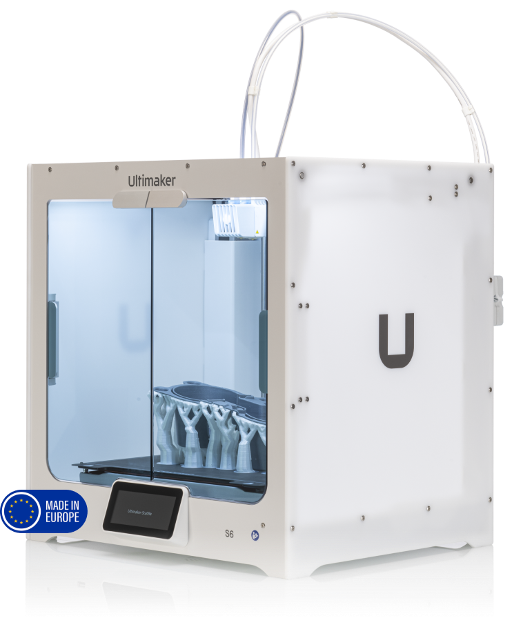Ultimaker S8 – pogled iz kuta na uređaj s dodatnom opremom